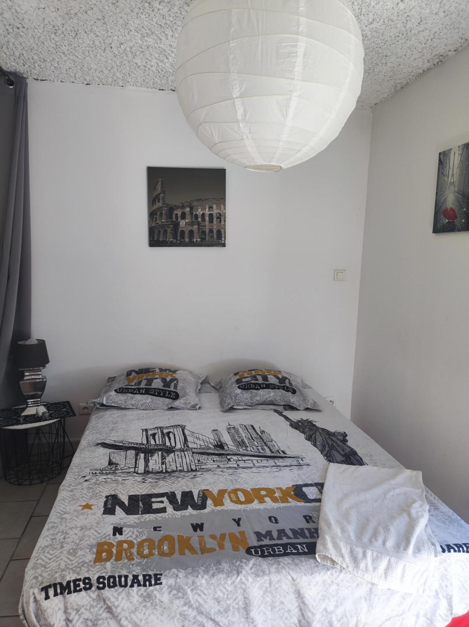 Ferienwohnung Ingrid Mary Nîmes Zimmer foto