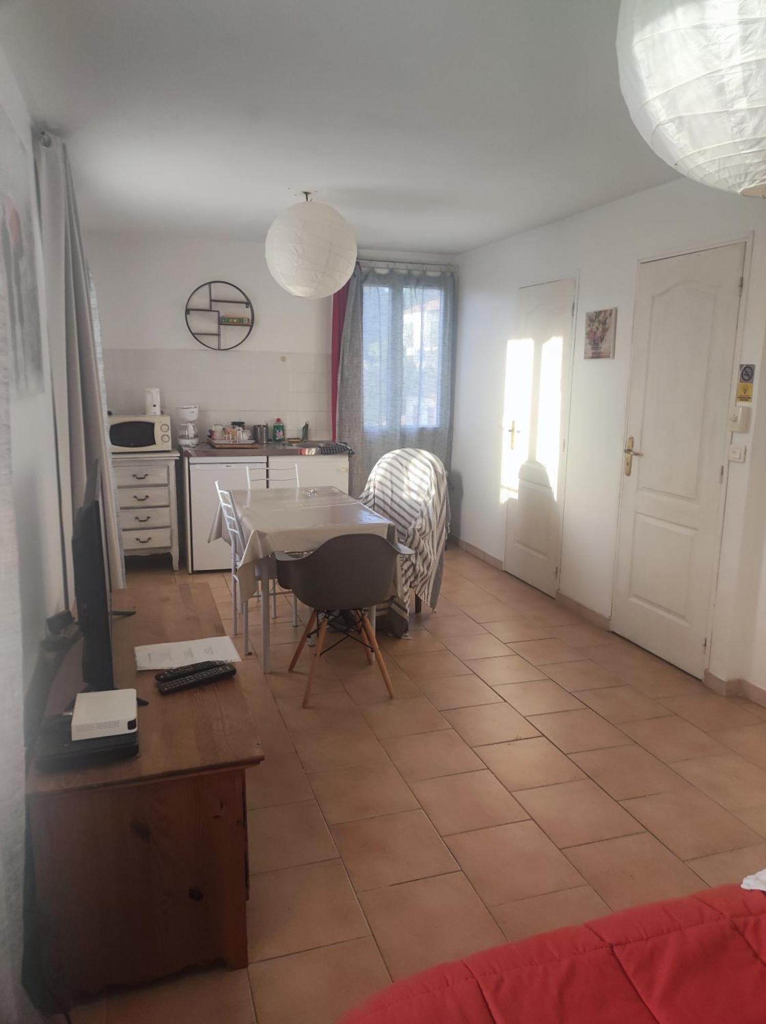 Ferienwohnung Ingrid Mary Nîmes Zimmer foto