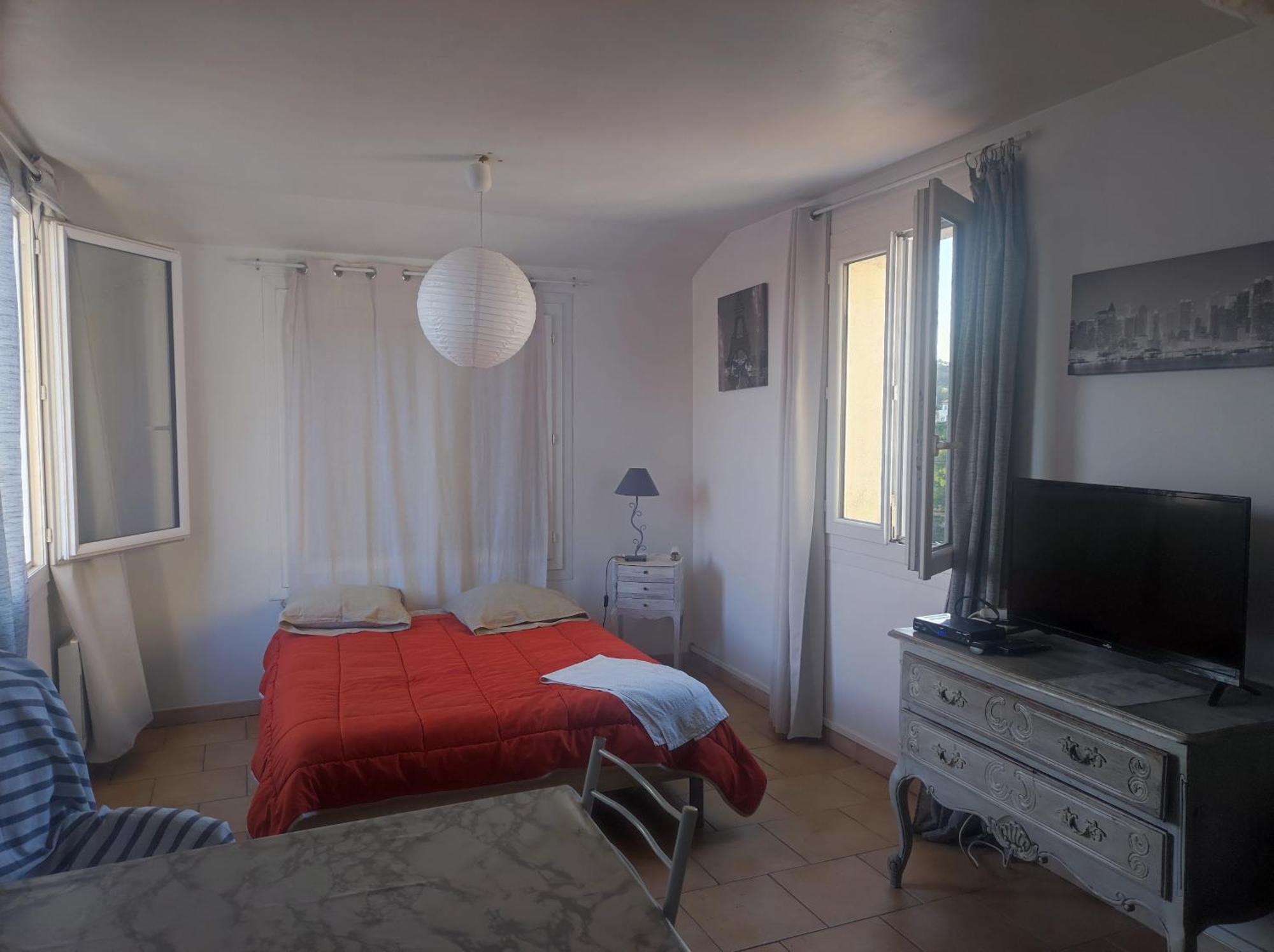 Ferienwohnung Ingrid Mary Nîmes Zimmer foto